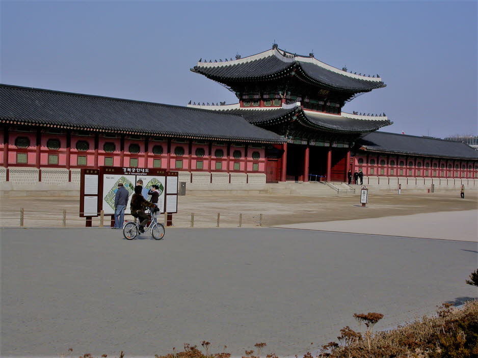Gyeongbokgung -Palast in Seoul: Gyeongbokgung, auch bekannt als Gyeongbokgung Palace oder Gyeongbok Palast, war der wichtigste königliche Palast der Joseon-Dynastie. Er wurde 1395 erbaut und befindet sich im Norden von Seoul, Südkorea. Der größte der fünfz
