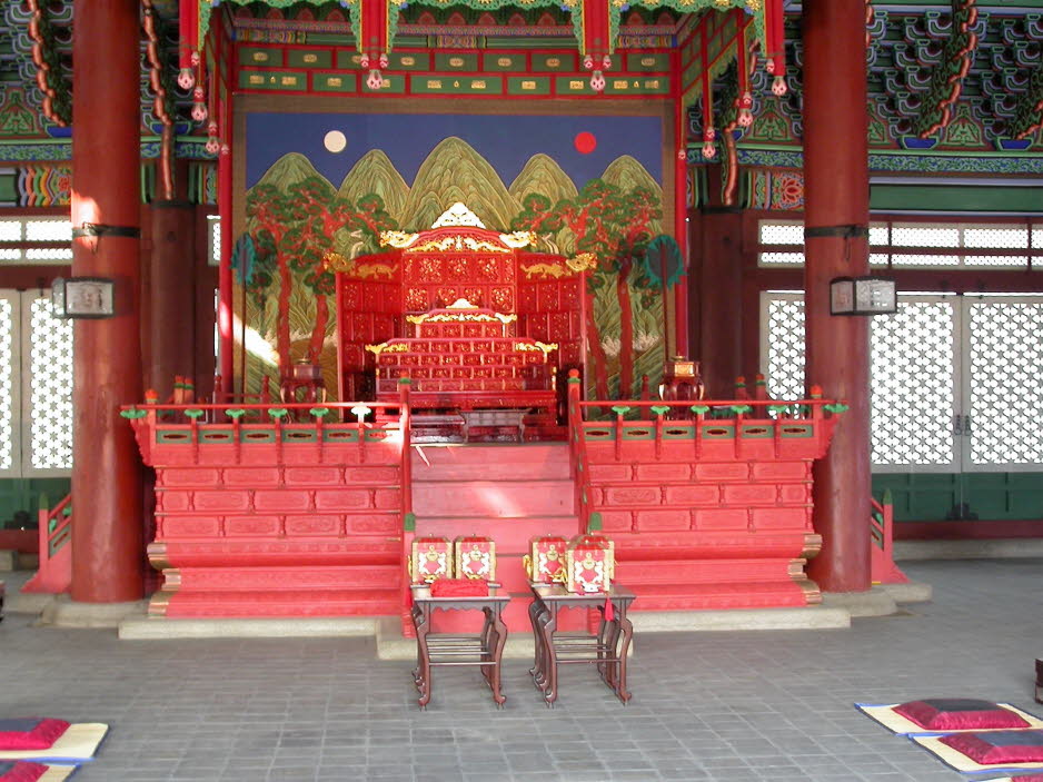 Geunjeongjeon , auch bekannt als Geunjeongjeon Hall, ist der Thronsaal, in dem der König seinen Beamten offiziell Audienzen gewährte, Erklärungen von nationaler Bedeutung abgab und während der Joseon-Dynastie ausländische Gesandte und Botschafter begrüßteœ
