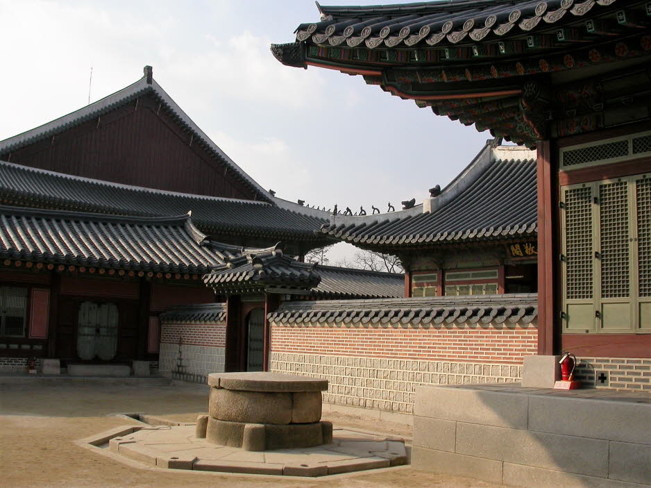Gyeongbokgung -Palast in Seoul: Übersicht über Gyeongbokgung: Gyeongbokgung wurde drei Jahre nach der Gründung der Joseon-Dynastie erbaut und diente als Hauptpalast. Mit dem Mount Bugak als Kulisse und der Straße der sechs Ministerien (heute Sejongno) vorì