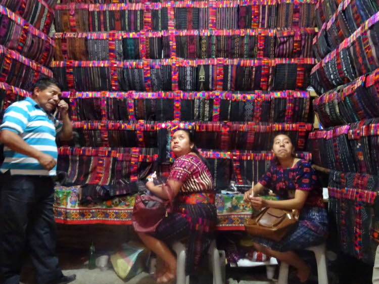 Markt Chichicastenango - ANREISE: Dutzende Shuttles bedienen Chichi von Guatemala-Stadt, Antigua und Panajachel. Es gibt auch fünf große Busunternehmen mit regelmäßigem Verkehr, aber die Strecken sind nicht so direkt. Busreisen ist ein erschütterndes Erle®