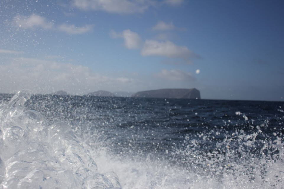 Insel Isabela auf einen Blick Flche: 4.588 km  grte Galapagos-Insel Besiedlung: nur in Puerto Villamil im SO Anreise: Schnellboote / Stopp auf Kreuzfahrten / Propellermaschinen. Die Mehrheit der 2200 Einwohner von Isabela lebt in der Stadt Puerto Vil