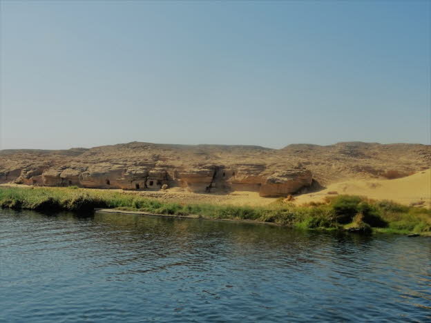 15 interessante Fakten zum Nil: 1. Der Nil gilt als der längste Fluss der Welt. Der Nil ist 4.132 Meilen lang. Er fließt vom Viktoriasee in Ostafrika nach Norden durch die Sahara und mündet schließlich in das Mittelmeer. Einige stellen diesen Gedanken in 