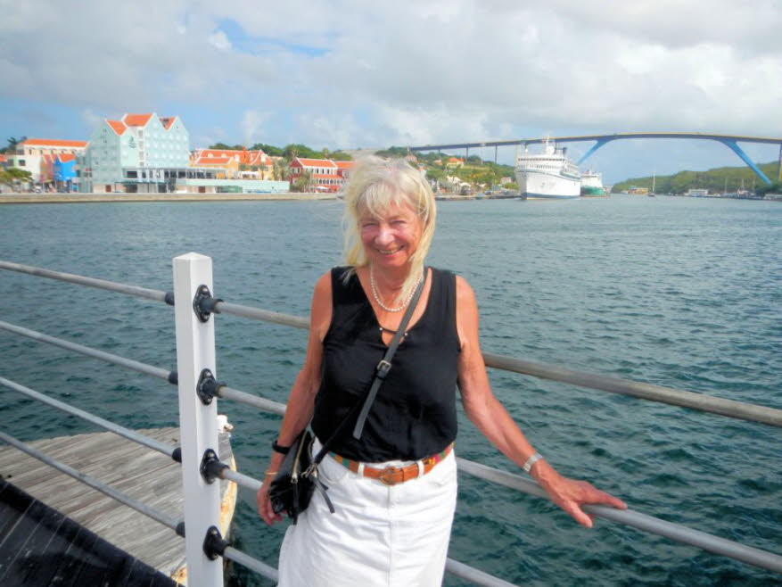Die Köningin-Juliana-Brücke ist eine vierspurige Straßenbrücke über die St. Anna Bay in Willemstad, der Hauptstadt des karibischen Inselstaates Curaçao, das Teil des Königreichs der Niederlande ist.Diskussionen über eine dauerhafte Verbindung zwischen den