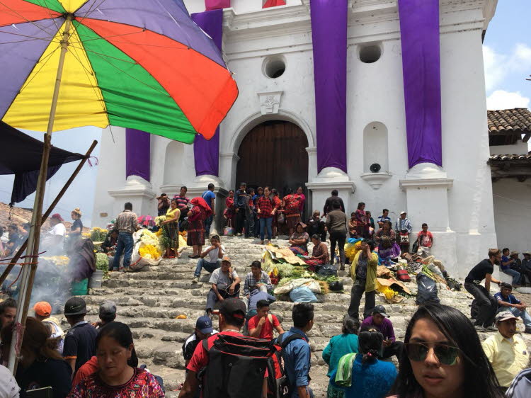 Der an jedem Donnerstag und Sonntag stattfindende Markt auf den Treppen der Kirche Santo Tomés in Chichicastenango, der größte in Mittelamerika, zieht neben Händlern und Käufern aus Guatemala – einheimische Quiché wie auch Mam, Ixil, Cakchiquel und andere