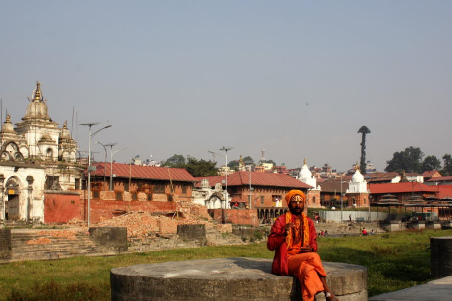Ein Sadhu vor der Verbrennungsstätte Pashupatinath: Sadhu im Hinduismus , "gut; guter Mann, heiliger Mann") bezeichnet einen asketischen, wandernden Mönch. Obwohl die überwiegende Mehrheit der S'dhus Yogs sind, sind nicht alle Yogs s'dhus. Das S'dhu ist a