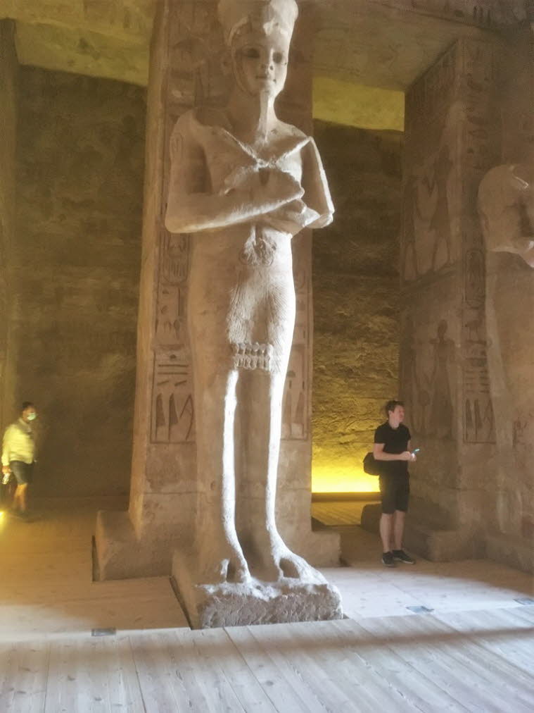 Die Säulenhalle (manchmal auch Pronaos genannt) ist 18 Meter lang und 16,7 Meter breit und wird von acht riesigen Osiridensäulen getragen, die den vergöttlichten Ramses darstellen. Die Flachreliefs an den Wänden des Pronaos zeigen Kampfszenen (inspizierens