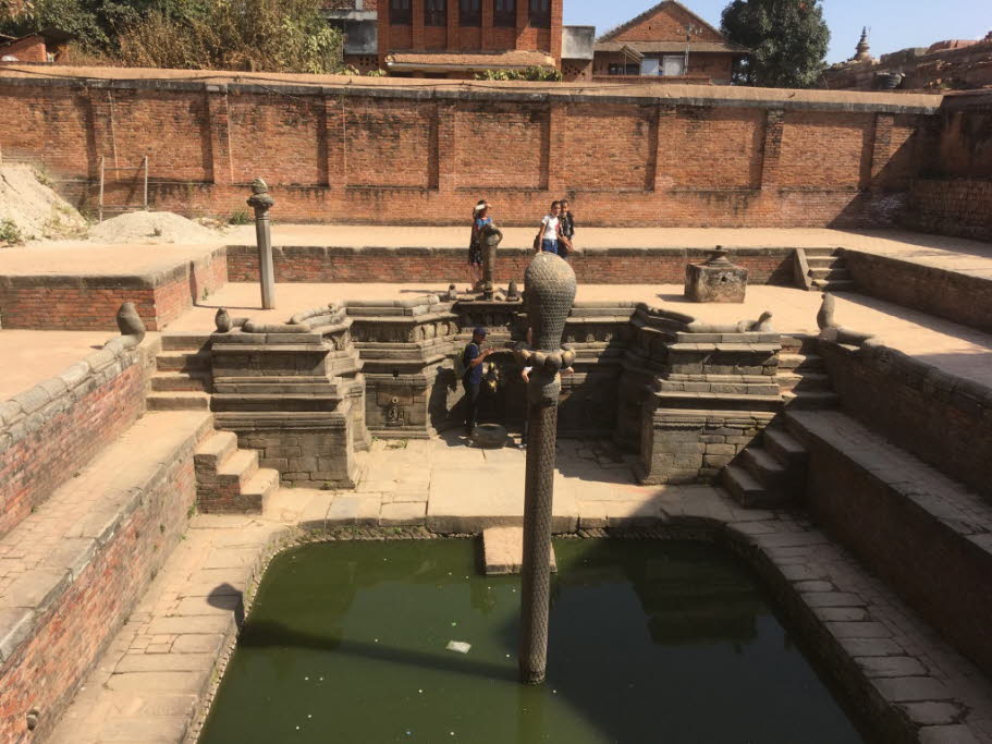 Schlangenteich im Königspalast in Bhaktapur - Der zum Königspalast gehörende Schlangenteich oder Nag Pokhari liegt im rückwärtigen Teil der Palastanlage, an der Nordostecke de Geländes. Er stammt aus dem 17. Jh. und heißt so, weil sowohl die zentrale SäulÐ