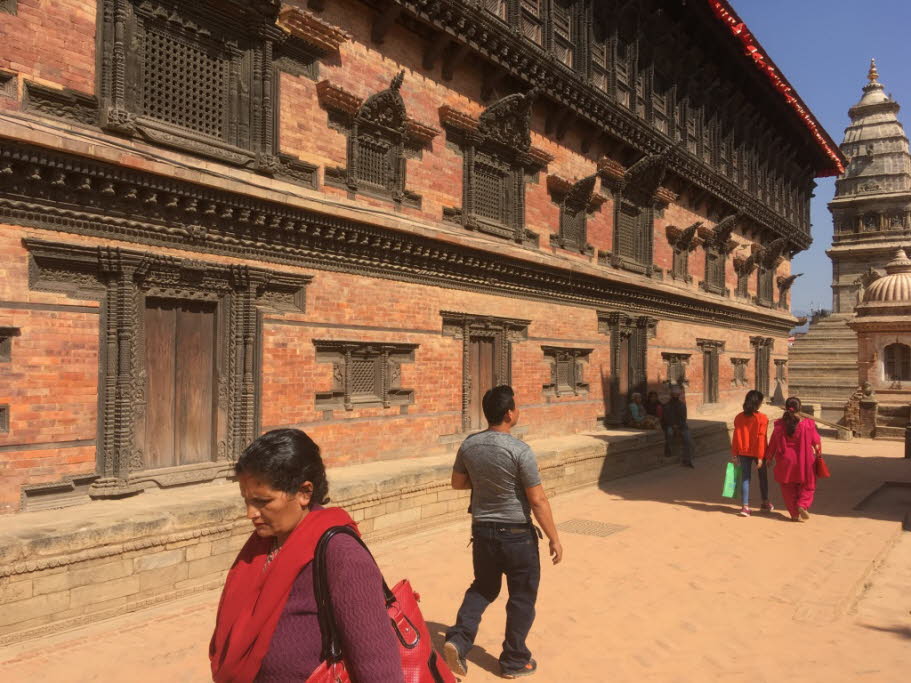 Palast der 55 Fenster in Bhaktapur - Nur noch wenige der einstmals 99 Gebäudekomplexe rund um den Durbar Square sind bis heute erhalten. Zu den erhaltenen Gebäuden gehört der dreistöckige Palast der 55 Fenster. Der Palast in Bhaktapur gilt als ältester de>