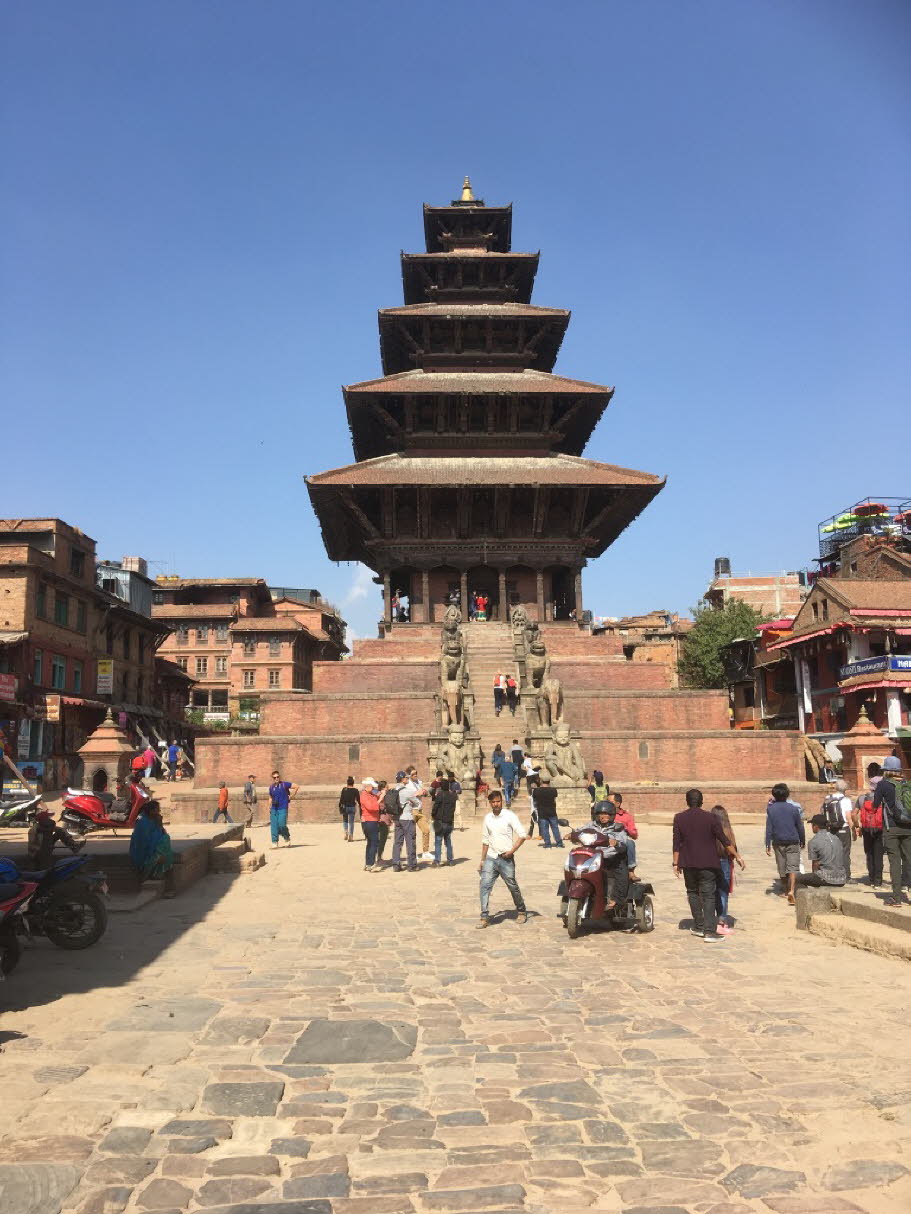 Der Nyatapola-Tempel in Bhaktapur - Nyatapola-Tempel (ab 1702) Der Nyatapola-Tempel steht am nördlichen Ende des Taumadhi-Platzes in Bhaktapur. Es ist eine von nur zwei fünfstöckigen Pagoden im gesamten Kathmandu-Tal, die andere ist der Kumbheshwar-TempelÅ