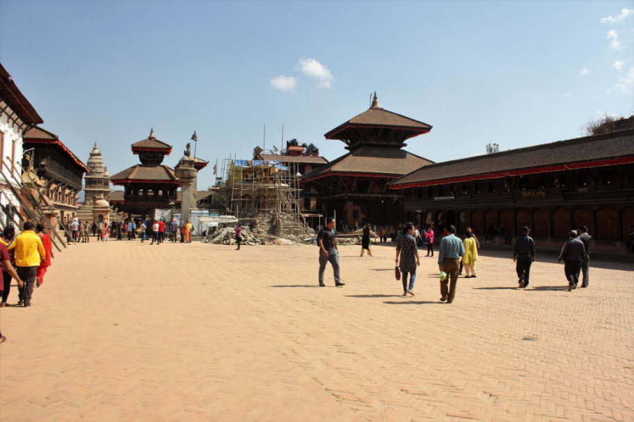 Durbar Square - Bhaktapur - Nirgendwo sonst in Nepal lässt sich das Mittelalter so hautnah erleben wie in der ehemaligen Königsstadt Bhaktapur. Die Malla-Könige residierten hier zwischen dem 14. und 18. Jahrhundert und ließen zahlreiche der 172 Tempel wähN