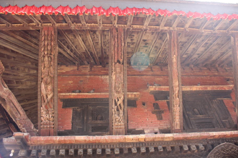 Dieser nachgebaute Pashupatinath-Tempel in Bhaktapur ist auch als Yaksheswar Mahadev-Tempel bekannt, da er Ende des 15. Jahrhunderts von König Yaksha Malla erbaut wurde. Der Tempel hat einige grafische erotische Schnitzereien in den Säulen und im Dach. DiW