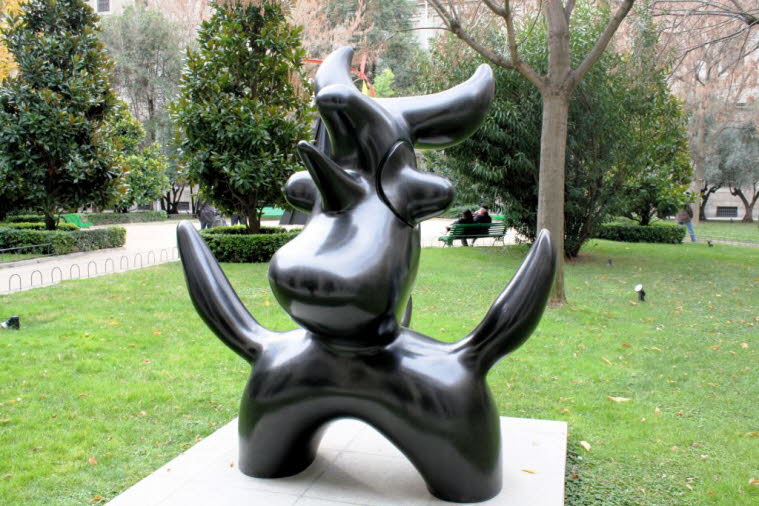 Joan Miró: Mondvogel 1946. Miró hat diese Skulptur direkt mit seinen Händen geformt und auf Vorzeichnungen verzichtet. Das mondförmige Gesicht des Objekts weist stilistische und thematische Ähnlichkeiten mit Mirós anderen kosmisch thematisierten Arbeiten 