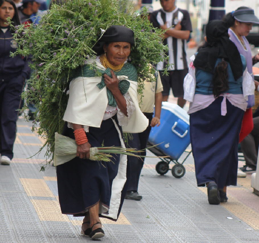 Otavalo Die Frauen tragen die traditionelle Tracht aus dunkelblauem Wickelrock und bestickter weisser Bluse (3)