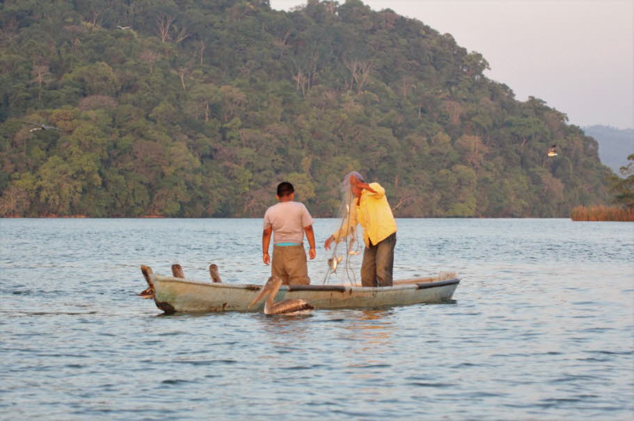 Fischer auf dem Rio Dulce  