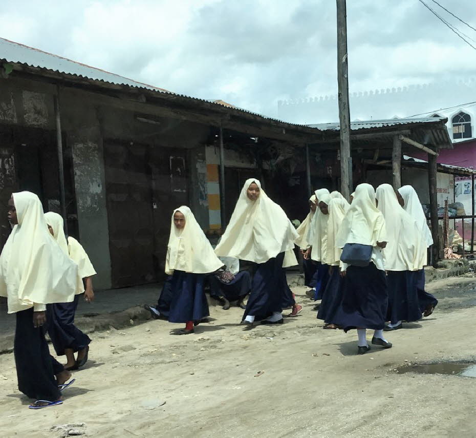 Stonetown: Muslimische Kinder gehen zur Schule in der Altstadt von Stone Town, Sansibar, Tansania