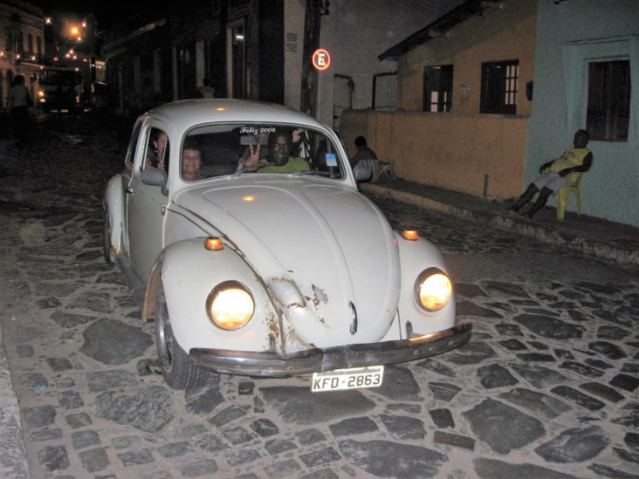 Käfer in Olinda:  Der Volkswagen Käfer - offiziell der Volkswagen Typ 1, informell auf Deutsch der Käfer (was "Käfer" bedeutet), in Teilen der englischsprachigen Welt der Bug und unter vielen anderen Spitznamen in anderen Sprachen bekannt - ist ein Zwei-Tõ