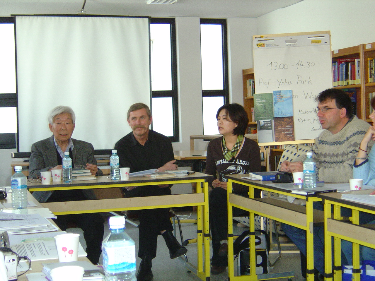Jrgen Bucksch leitet eine Fortbildung in Seoul / Sd-Korea fr DeutschlehrerInnen an deutschen Schulen in Sd-Ost-Asien u.a. ber deutsche und koreanische Literatur hier u.a. mit Professor Ynhui Park.