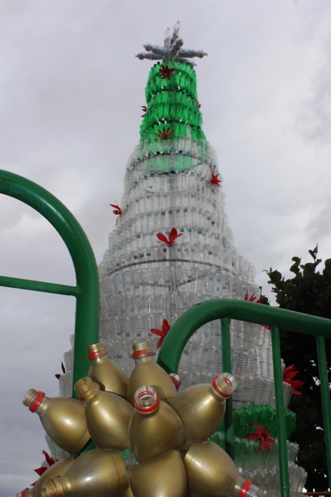 Weihnachtliche Plastikflaschenskulptur auf  La Palma 