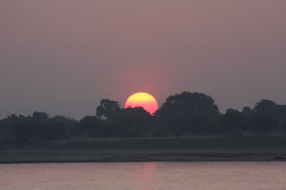 Varanasi Morgen auf dem Ganges - Der Ganges ist der über 2600 km lange zweitgrößte Fluss von Indien und Bangladesch (Südasien). Er durchfließt die große Ebene südlich des Himalaya, die eines der am dichtesten bevölkerten Gebiete der Erde ist. Der Ganges i