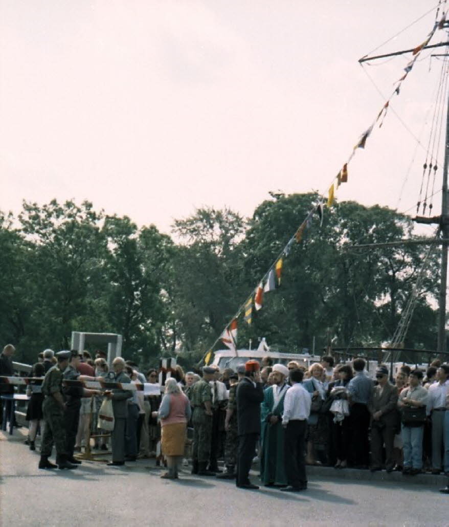 Beisetzung des letzten russischen Zaren, Nikolaus II. am 18.7.1998 in St Petersburg in der Smolny-Kathedrale: Im Juli 1998 wurden in der Peter und Paul-Festung in St. Petersburg die sterblichen Überreste der Familie von Nikolai II. beigesetzt. Damals blie