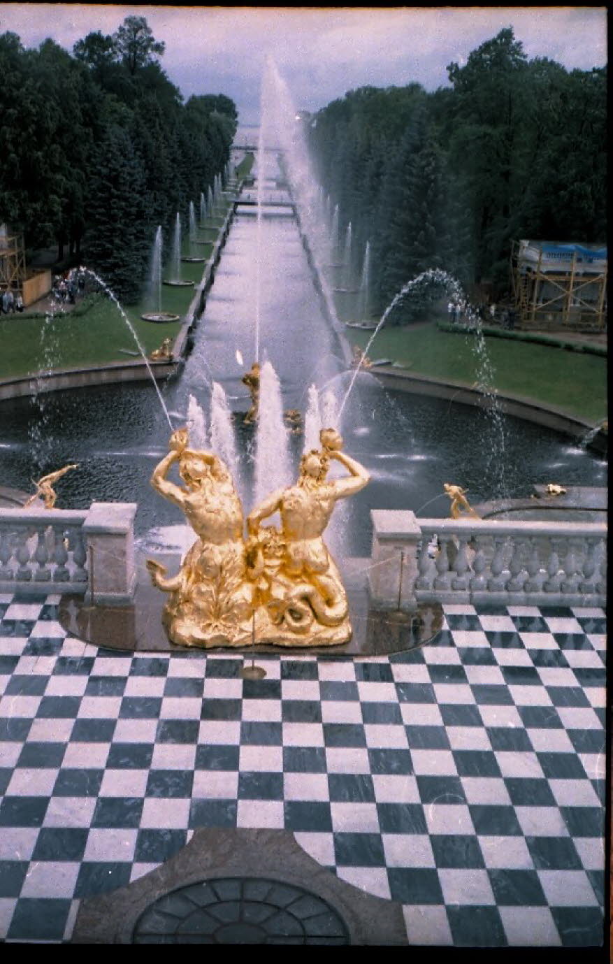 Sommerpalast von Peter I. und der Sommergarten: Der Sommerpalast von Peter I. wurde 1714 fertig gestellt und gilt als der erste Steinbau von St. Petersburg. Dies war auch das erste mit einem Kanalisationssystem ausgestattete Haus in der neuen Hauptstadt v