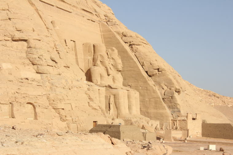 0Abu Simbel, Standort von zwei Tempeln, die vom ägyptischen König Ramses II. (regierte 1279–13 v. Chr.) In der Antike lag das Gebiet an der Südgrenze des pharaonischen Ägyptens gegenüber Nubien. Die vier kolossalen Statuen von Ramses vor dem Haupttempel s