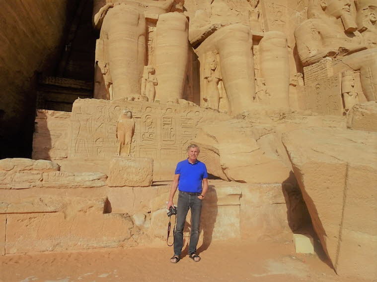 Die 20 Meter hohen sitzenden Figuren von Ramses sind gegen die vertiefte Seite der Klippe gesetzt, zwei auf jeder Seite des Eingangs zum Haupttempel. Um ihre Füße sind kleine Figuren geschnitzt, die Ramses' Kinder darstellen, seine Königin Nefertari und s