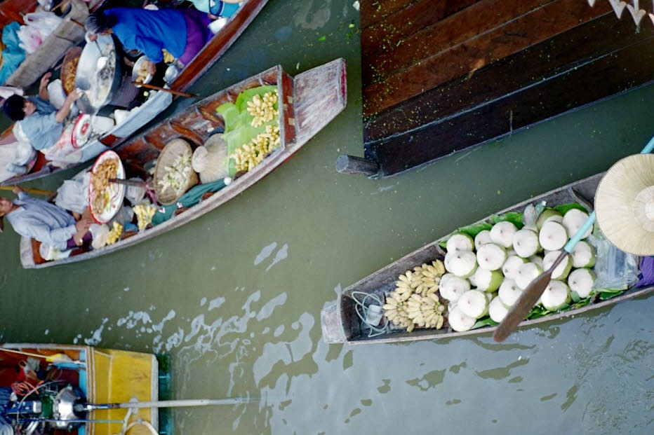 Schwimmender Markt von Thonburi - Bevor Bangkok ein brauchbares Straßensystem hatte, gab es ein weitverzweigtes System von Kanälen. Diese waren die einzigen Transportwege im Mündungsgebiet des Menam Chao Phraya.