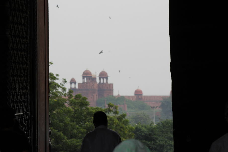 Dehli Das Rote Fort - Das Rote Fort liegt am östlichen Rand der Altstadt von Delhi (Shahjahanabad). Das Festungsgelände erstreckt sich entlang des früheren rechten Ufers der Yamuna, die heute jedoch einige hundert Meter weiter östlich fließt. Von Nord nac