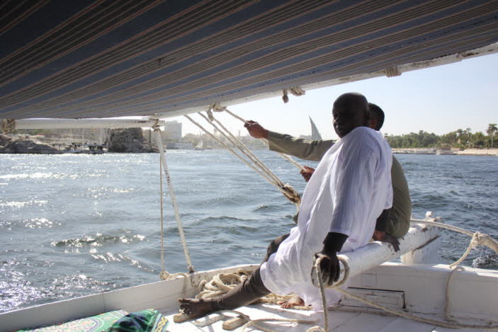 Felukenfahrt auf dem Nil in Assuan : Assuan hat  281.000 Einwohner. Assuan ist die südlichste Stadt Ägyptens, das Verwaltungsgebiet des Gouvernements reicht bis hinter Abu Simbel an die Grenze des Sudan.