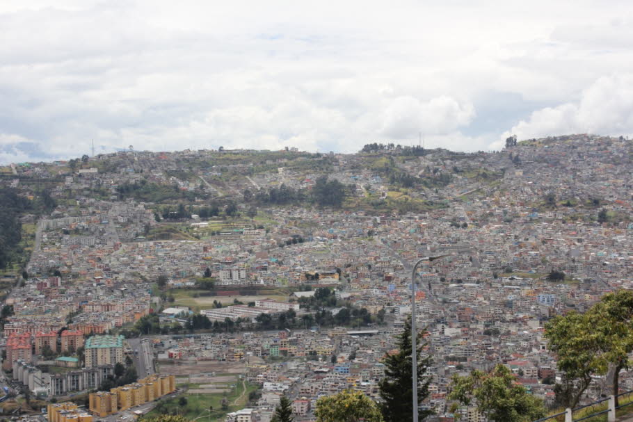 Die Hauptstadt Quito liegt - eingebettet in den ecuadorianischen Anden (Sierra) - auf einer Höhe von 2.850 m ü. d. M., nur 22 km vom Äquator entfernt, im Osten der Provinz Pichincha. Sie wurde am 6. Dezember 1534 vom spanischen Offizier Sebastián Benalcáz