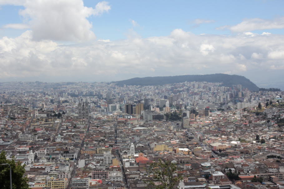 Die Stadt liegt eingezwängt in einem Talbecken am Fuße des nicht aktiven und nicht vergletscherten Vulkans Pichincha (4.794 m ü. d. M.), der sich an der Ostseite von Quito erhebt und hier die Grenze des Beckens bildet. Auf der Westseite bilden eine Reihe 