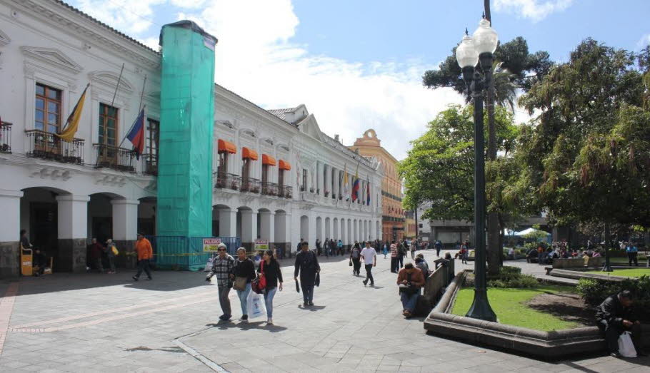 Quito Präsidentenpalast - Der Palacio liegt direkt am Plaza Grande, zwei bewaffnete Wachsoldaten in schicken Uniformen aus dem 19. Jahrhundert stehen vor dem Haupteingang. Sie lassen sich fotografieren, sehenswert ist die Wachablösung. Es gibt kostenlose 