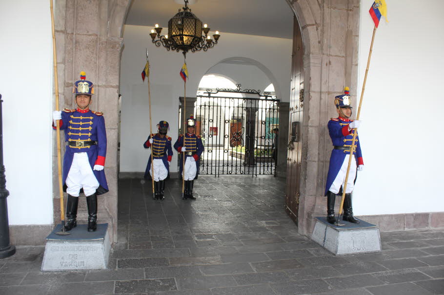 Wachsoldaten Präsidentenpalast - Der Palacio liegt direkt am Plaza Grande, zwei bewaffnete Wachsoldaten in schicken Uniformen aus dem 19. Jahrhundert stehen vor dem Haupteingang. Sie lassen sich fotografieren, sehenswert ist die Wachablösung. Es gibt kost