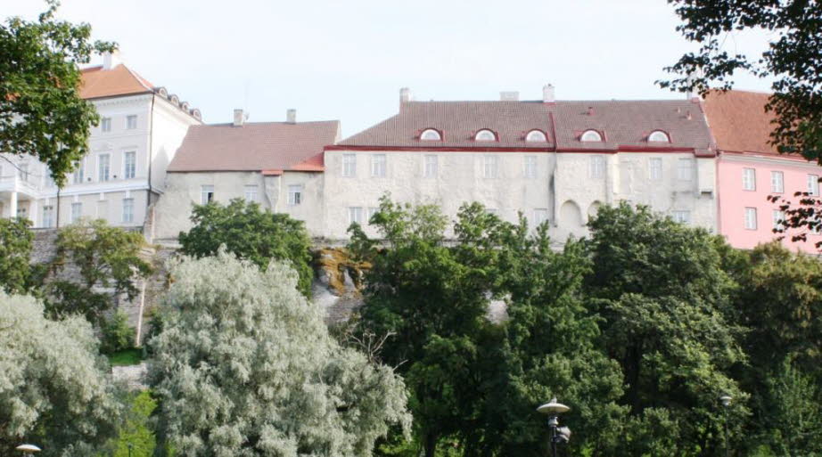 Die berühmte mittelalterliche Altstadt von Tallinn befindet sich im Herzen des Stadtteils Toompea (Domberg) im Südwesten, auf einem 50 Meter hohen Kalkhügel. Etwa 80 Prozent der Gebäude und Kopfsteinstraßen stammen noch aus dem 11. Jahrhundert, weshalb di