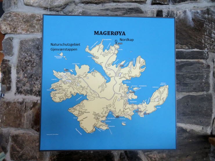 Das Naturschutzgebiet Gjesværstappen ist eine Gruppe grasbewachsener Inseln, die große Kolonien von Seevögeln wie Papageientaucher, Schwertschnabelalk, Dreizehenmöwe, Tölpel, Kormoran, Guillemot und Seeadler beherbergen. Obwohl die Insel Magerøya so weit 