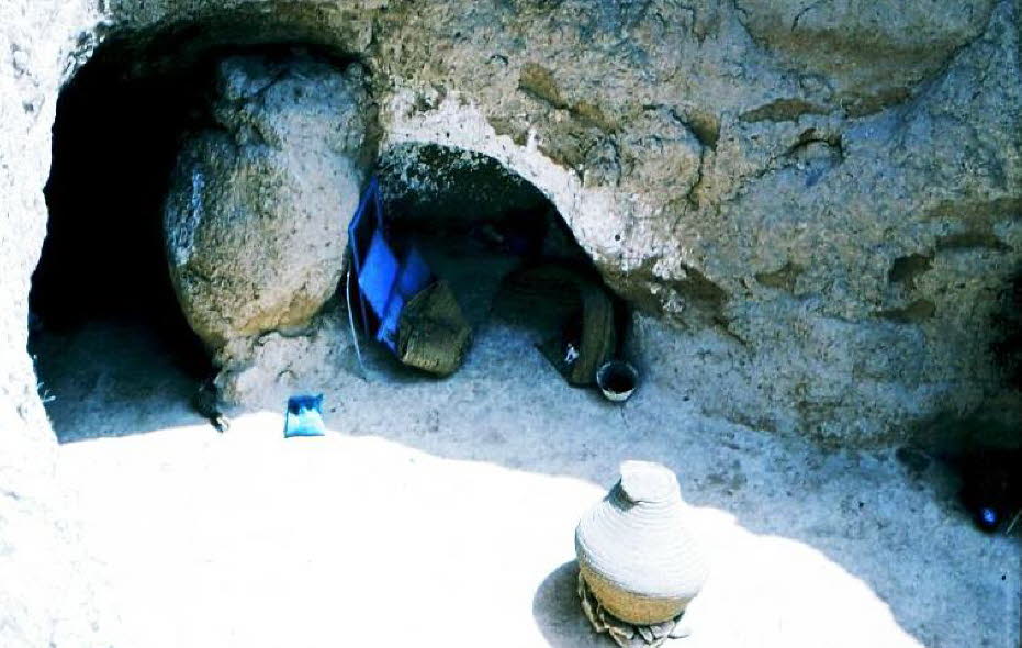 Im Dahar-Gebirge gibt es Höhlenwohnungen. Die Gegend wird allgemein Matmata genannt und liegt in einer sonnigen Trichterlandschaft, die einen großartigen Eindruck bietet.