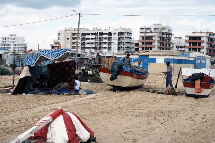 Fischer am Strand von Carvoeiro in Portugal 