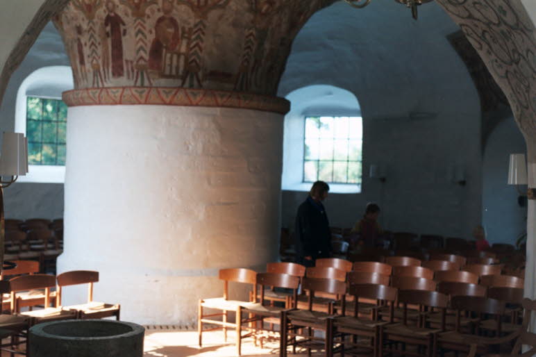 Die Ny Kirke in Nyker im Westen von Bornholm ist die jüngste und kleinste Rundkirche. Sie urde zwischen 1150 und 1250 erbaut und ist die Schutzburg mit zwei Stockwerken. Sie befindet sich im Westen der Insel. Sie hat zwei Glocken, eine stammt aus Lübeck, 	
