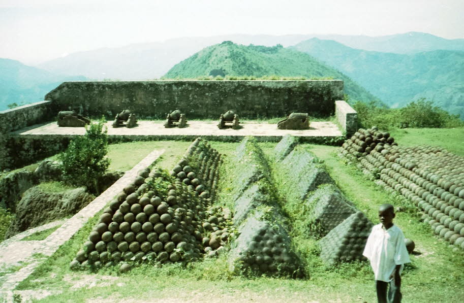 Die Haitianer rüsteten die Festung mit 365 Kanonen unterschiedlicher Größe aus, die aus den verlassenen Munitionen der europäischen Streitkräfte, die früher die Insel besetzten, zusammengesetzt waren. Die riesigen Vorräte an Kanonenkugeln befinden sich im