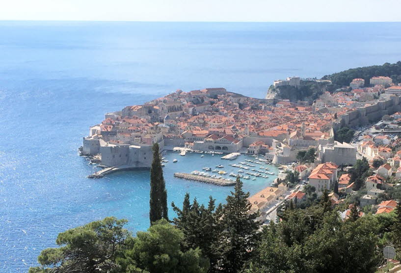Dubrovnik ist vor allem durch die charakteristische Altstadt bekannt, die vollständig von einer massiven, im 16. Jh. fertiggestellten Steinmauer umgeben ist. Dubrovnik liegt am Adriatischen Meer.