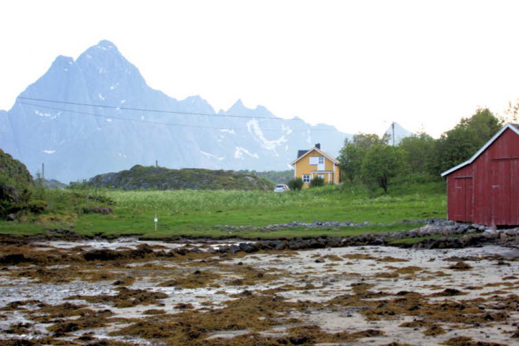 Leben auf den Lofoten: Vielleicht mehr als alle anderen Norweger sind die Inselbewohner der Lofoten am glücklichsten, wenn sie draußen sind. Und wer kann es ihnen bei solchen Ansichten verübeln? Mit einer spektakulären Landschaft an jeder Ecke, frischer, 