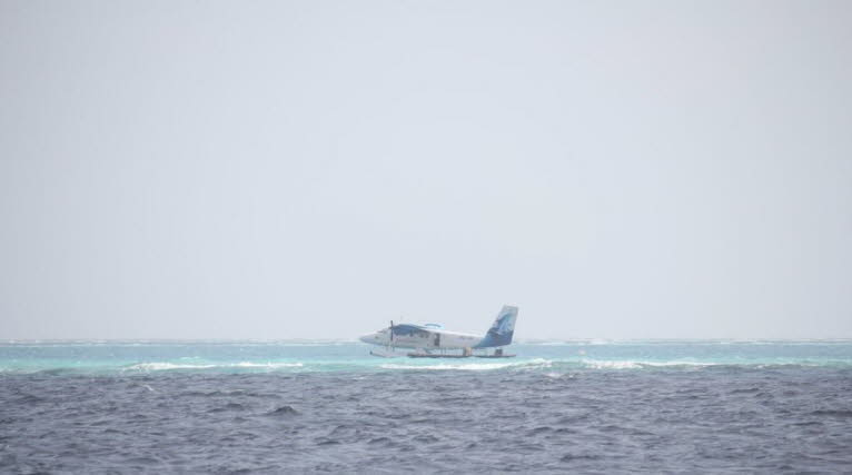 Der Transfer von Malé in das Resort mit „der faszinierenden Unterwasserwelt in unmittelbarer Umgebung der Insel, das ein internationaler Tauchertreffpunkt“ sei, erfolgt per Schnellboot (Dauer 1,50 Stunde/n) oder per Wasserflugzeug (Dauer 20 Minuten). 