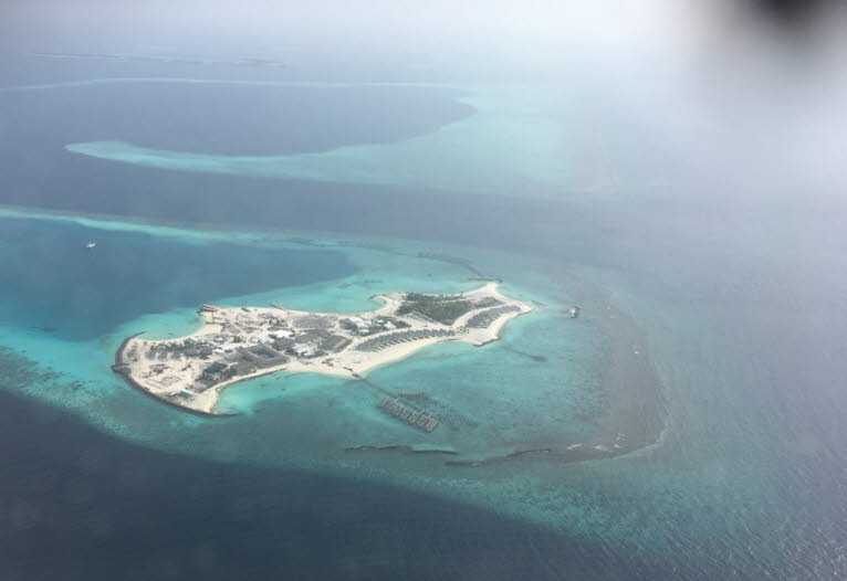2016 wurde ein Abkommen zur Entwicklung des bisher größten Beach Resorts auf der 35 km von Malé entfernten winzigen Insel Olhuveli von einem Vertreter der staatlichen China Communications Construction Company und dem maledivischen Tourismusboss Ahmed Siya