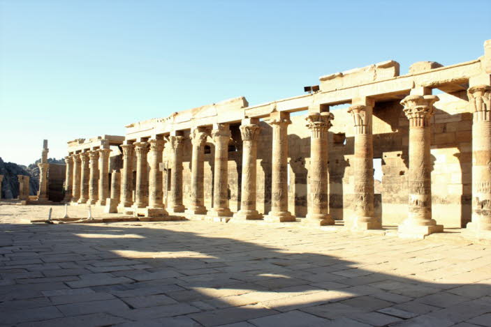 Tempel der Isis - Mythen und Legenden - Der Tempel der Isis befand sich ursprünglich auf der Insel Philae, was im alten Ägypten "das Ende" bedeutete und die südlichste Grenze der historischen Nation markierte. Es war einer der letzten Tempel, die dem Kult