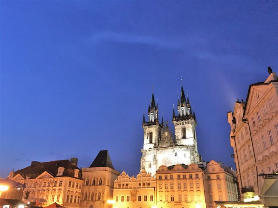 Abendspaziergang in Prag: Kirche Unserer Lieben Frau vor Týn: Kirche der ersten Wahl in der Altstadt. Ihre markanten gotischen Zwillingstürme machen die Teynkirche zu einem unverwechselbaren Wahrzeichen der Altstadt. Wie aus einem Märchen aus dem 15. Jahr