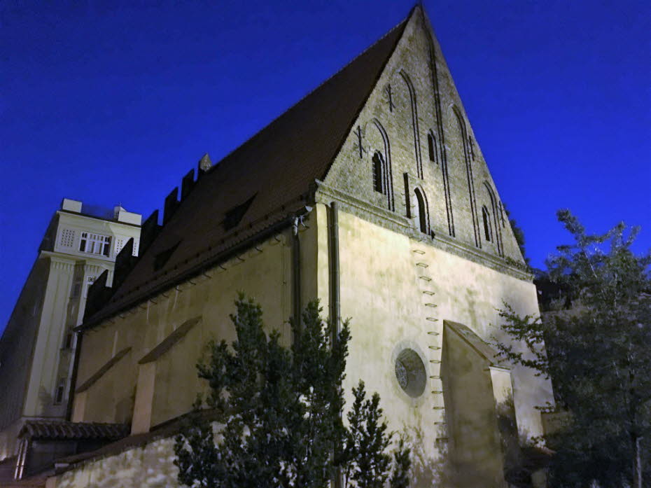 Altneu-Synagoge: Die Altneu-Synagoge ist die älteste Stätte der Prager Judenstadt und die älteste erhaltene Synagoge Europas. Sie ist seit mehr als 700 Jahren die Hauptsynagoge der Prager jüdischen Gemeinde. Sie wurde im letzten Drittel des 13. Jahrhunder