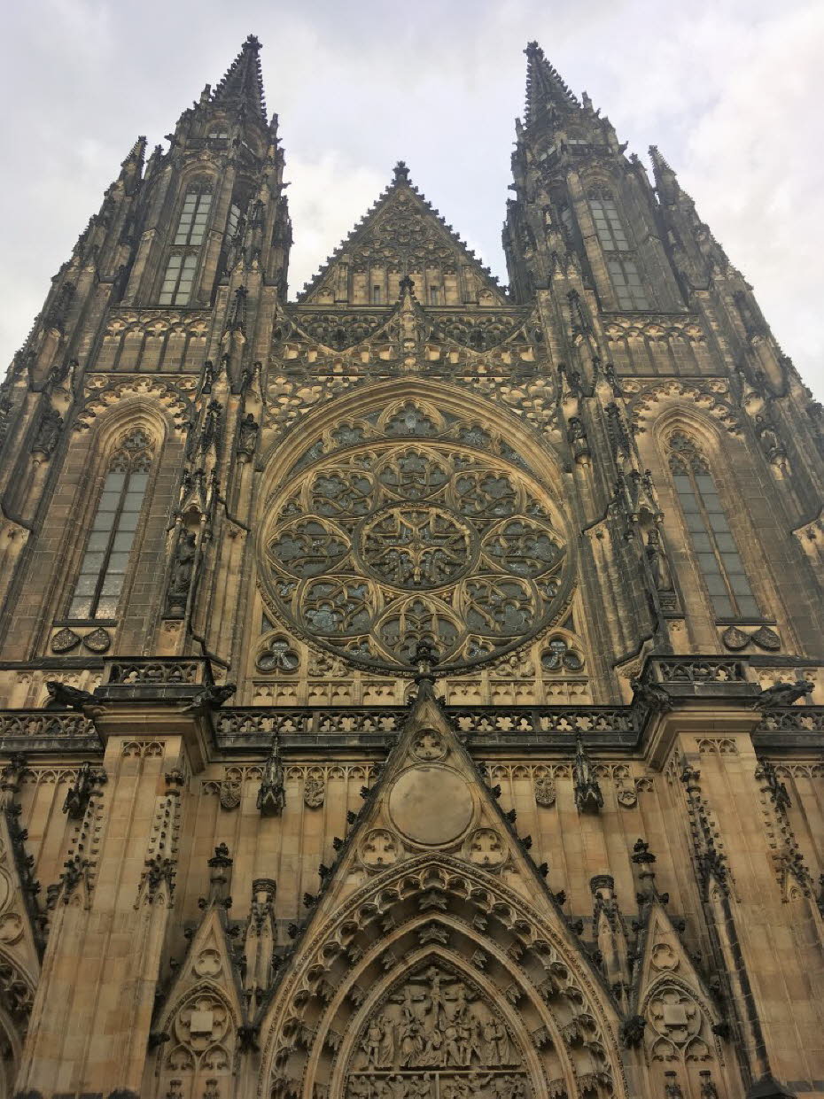 Der Veitsdom auf der Prager Burg ist die Kathedrale des Erzbistums Prag und das größte Kirchengebäude Tschechiens: Veitsdom: Ein denkwürdiges Datum in der Prager Geschichte ist der 21. November 1344. Es war der Tag, an dem der böhmische König Johann von L