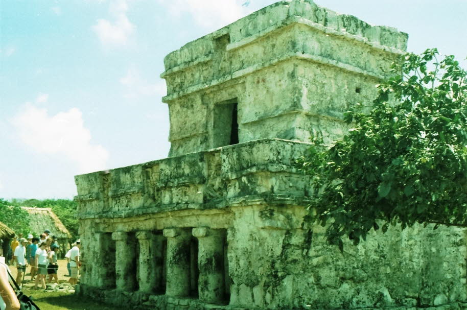 Mexiko Yukatan Tulum: Die berühmtesten Gebäude: Es gibt drei wichtige Bauwerke von Interesse an der archäologischen Stätte Tulum. El Castillo, der Tempel der Fresken und der Tempel des absteigenden Gottes. Tempel der Fresken: Zu den spektakulärsten Gebäud