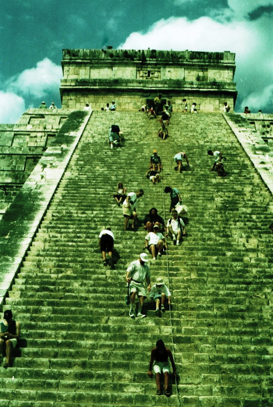 Mexiko Yukatan Chichen Itza: Der Maya-Name "Chichen Itza" bedeutet "An der Mündung des Brunnens der Itza". Dies leitet sich von Chi', was "Mund" oder "Kante" bedeutet, und ch'en oder ch'e'en ab, was "gut" bedeutet. Itza ist der Name einer ethnischen Absta
